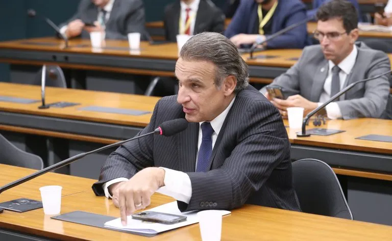 Fundo de telecomunicações financiará energia renovável para escolas remotas