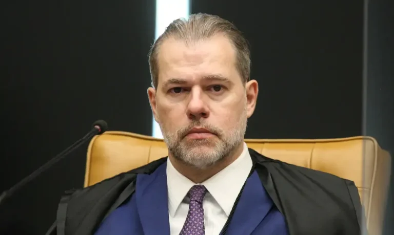 Dias Toffoli se afasta de investigação sobre Banco Master após menções em celular