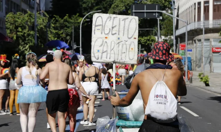 Ambulantes ganham o CNPJ: formalização como MEI dispara 45% em dois anos