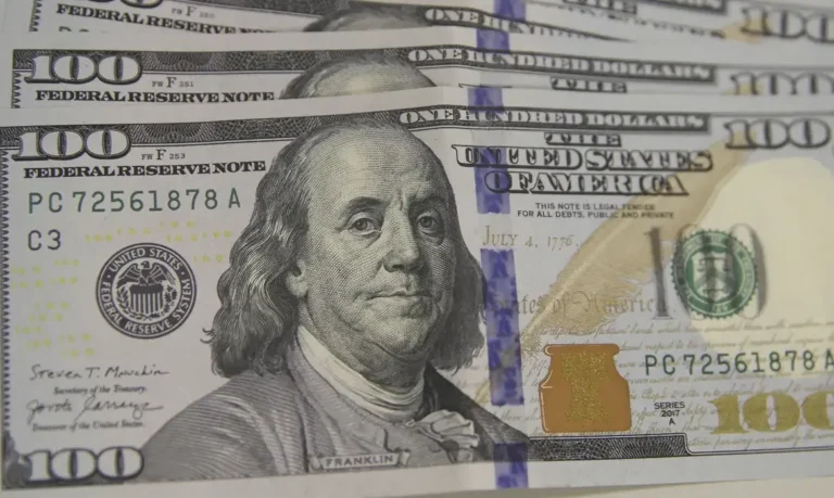 Dólar flutua e fecha a R$ 5,22 em meio a incertezas globais e ajustes de mercado