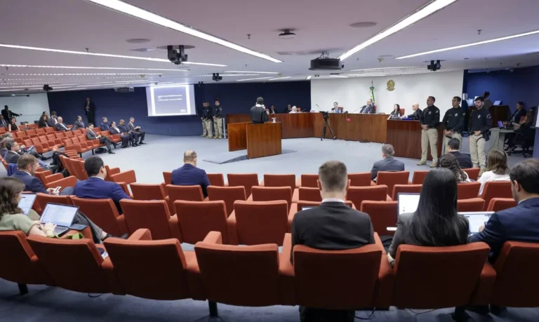 Moraes vota contra recursos de condenados por trama golpista; julgamento segue no STF