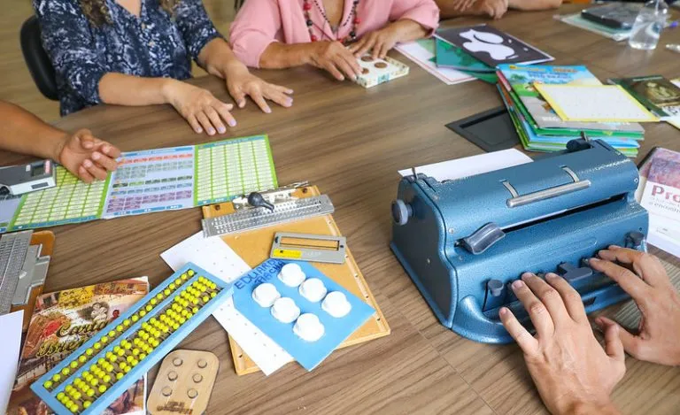 Educação inclusiva: comissão debate desafios para estudantes com deficiência visual