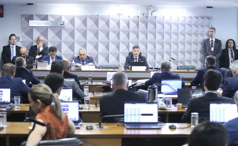 CPMI do INSS: depoimento de empresária ligada a repasses milionários substitui o de ex-dono de banco