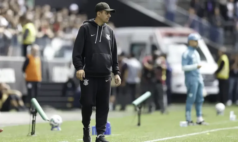 Corinthians demite técnico Lucas Piccinato após empate no Brasileiro feminino