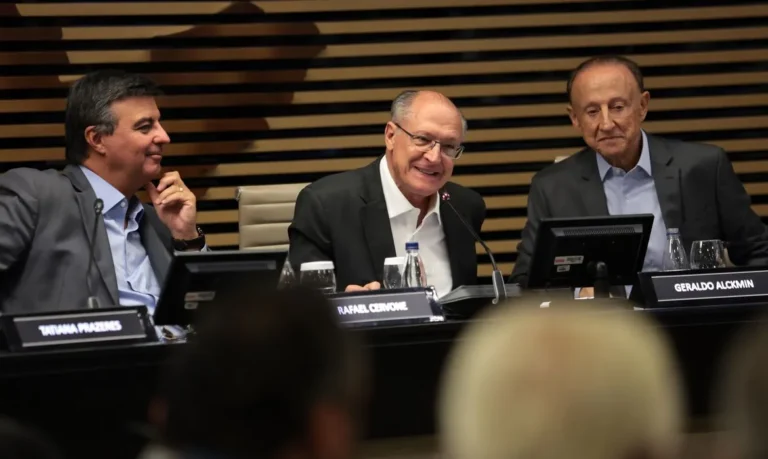 Alckmin defende redução da jornada de trabalho como tendência global e assina acordos com a Fiesp