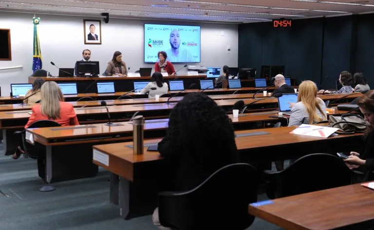 Diagnóstico de autismo: espera no SUS pode superar quatro anos, revelam debates na Câmara