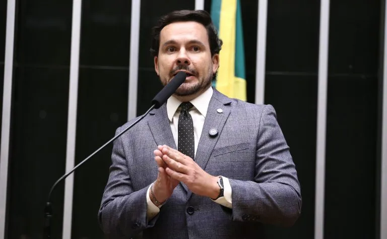Casamento poderá exigir certidão de antecedentes criminais, diz projeto aprovado na Câmara