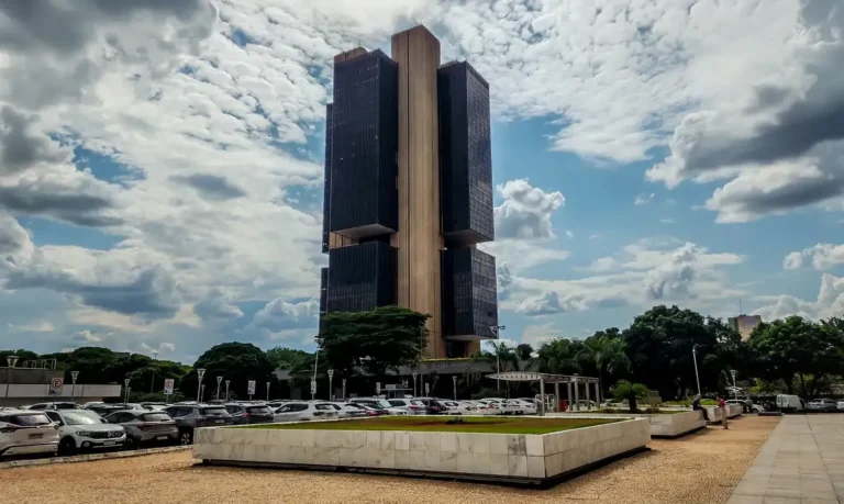 Juros no Brasil: famílias e empresas sentem o aperto em janeiro, aponta Banco Central