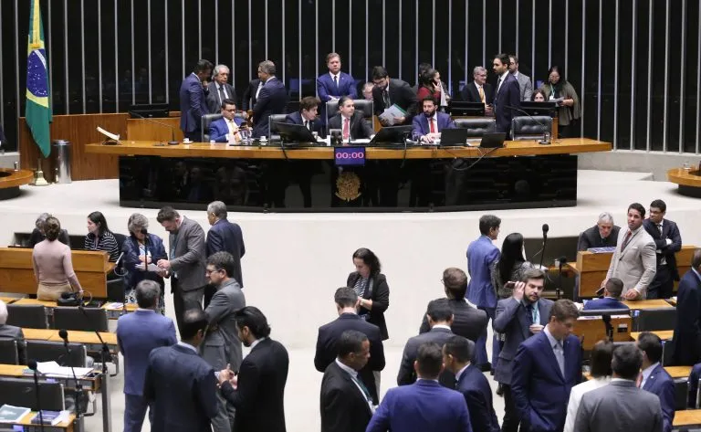 Câmara determina que mídia divulgue canal de denúncias contra violência à mulher