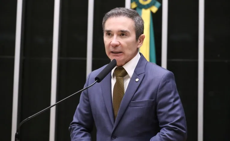 Escolas podem ser obrigadas a ter cadeiras adaptadas para alunos com obesidade