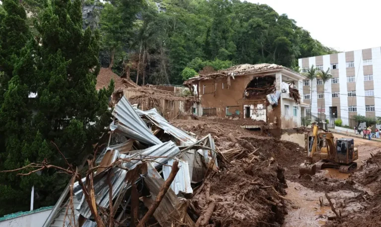 Lula sobrevoa áreas devastadas por chuvas em Minas Gerais e anuncia apoio