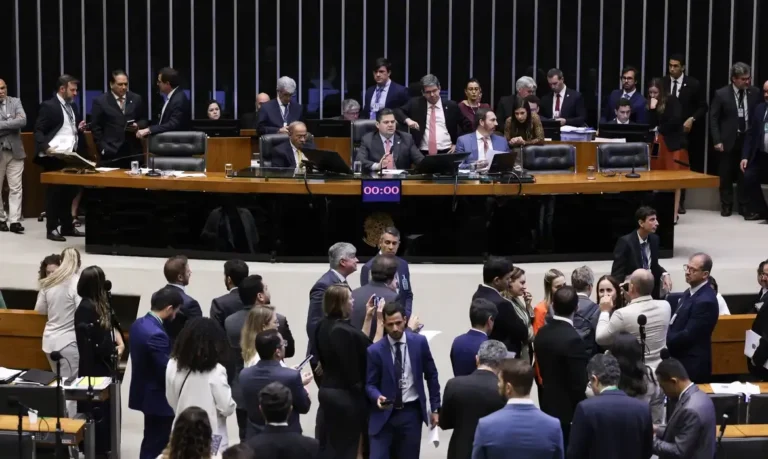 Congresso definirá em 30 de abril destino de veto presidencial sobre penas de atos antidemocráticos