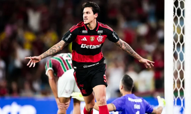 Pedro brilha com dois gols e Flamengo vence clássico contra Fluminense no Brasileirão