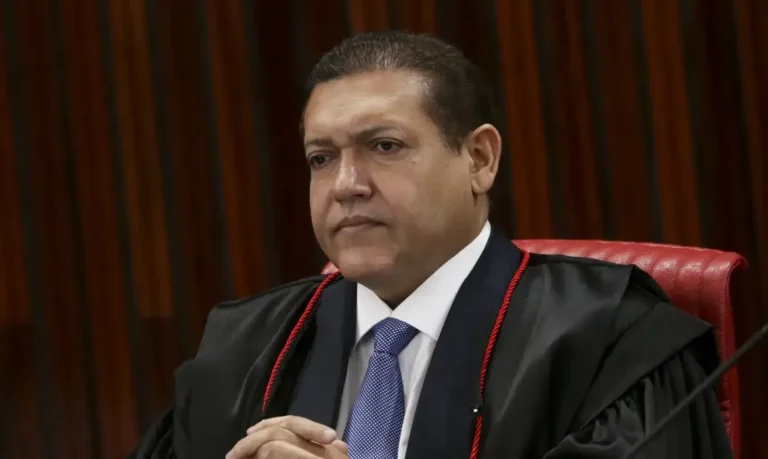 Nunes Marques assume presidência do TSE em transição antecipada; Mendonça será vice