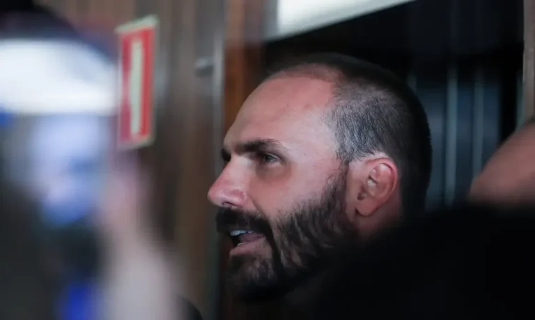 Eduardo Bolsonaro falta a depoimento no STF sobre tarifaço dos EUA