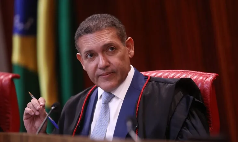 Nunes Marques assume a presidência do TSE em eleição simbólica