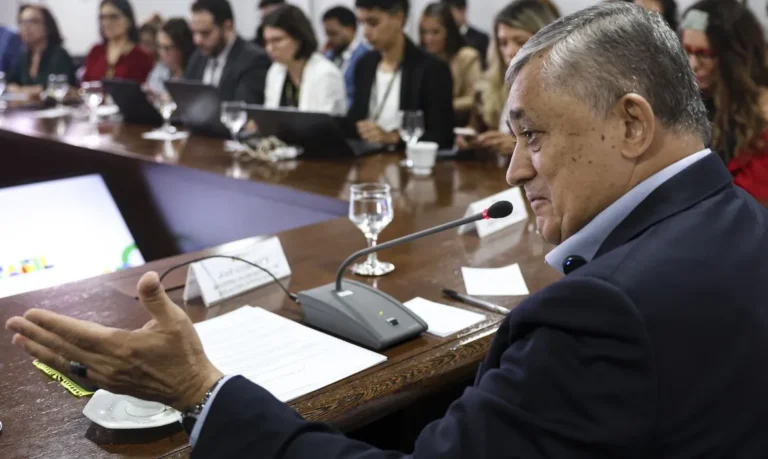 Governo descarta desoneração para jornada de trabalho e foca em negociação