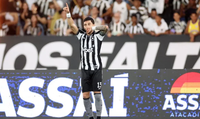 Alex Telles brilha e garante vitória do Botafogo sobre a Chapecoense na Copa do Brasil