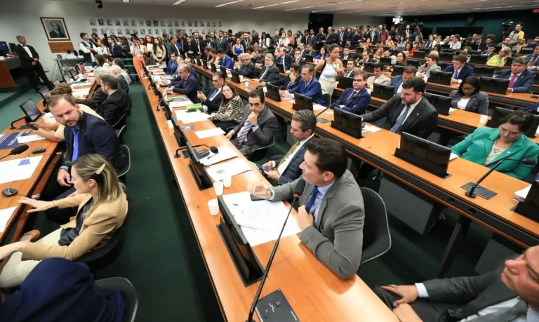 Fim da escala 6×1 e jornada de 36 horas: CCJ da Câmara retoma debate sobre proposta polêmica