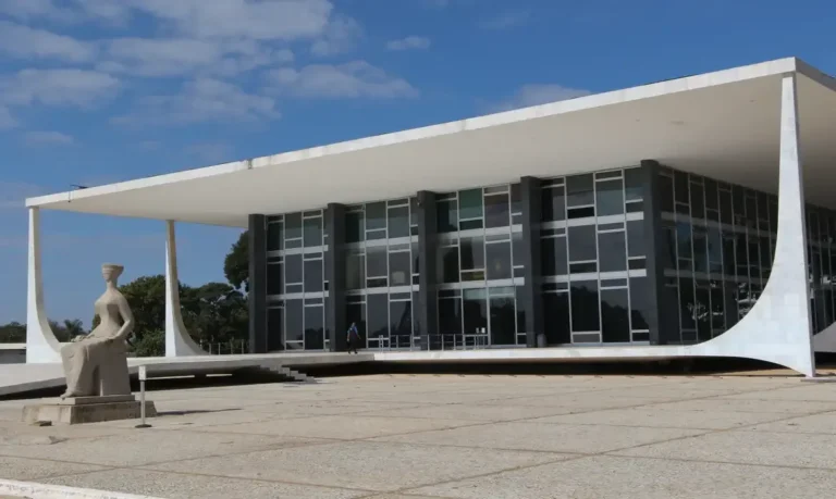 Bolsonaro busca autorização do STF para cirurgia no ombro e tratamento completo
