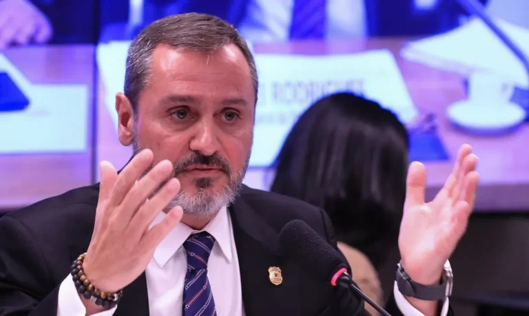 Brasil retira credenciais de agente de imigração dos EUA em retaliação a expulsão de delegado brasileiro
