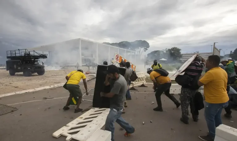 Moraes autoriza prisão domiciliar humanitária para Fátima de Tubarão e outros 18 idosos envolvidos nos atos de 8 de janeiro