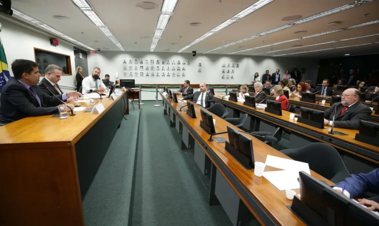 Conselho de Ética da Câmara adia decisão sobre deputados envolvidos em invasão de mesa diretora