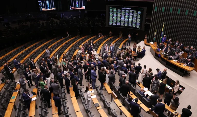 Congresso Nacional derruba veto de Lula e altera pena para crimes contra a democracia