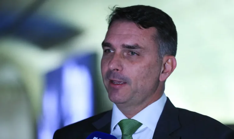 Deputados exigem investigação sobre suposto aporte milionário de banqueiro preso para filme de Flávio Bolsonaro