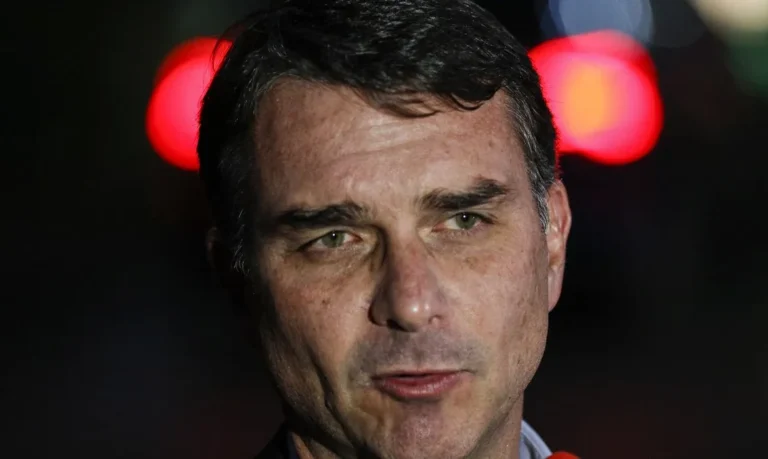 Flávio Bolsonaro confirma contato e pedido de patrocínio a banqueiro investigado