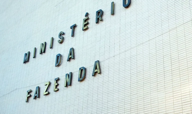 Inflação oficial sobe para 4,5% com petróleo em alta; Fazenda mantém projeção do PIB