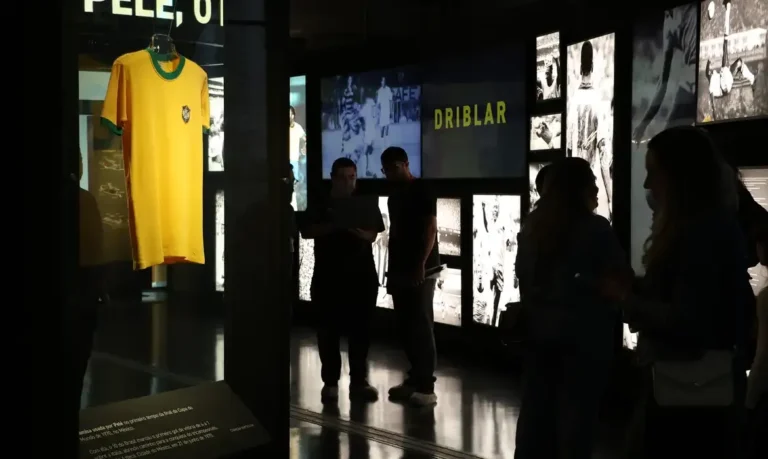 Amarelinha: Museu do Futebol revela 18 uniformes históricos da seleção brasileira em nova exposição