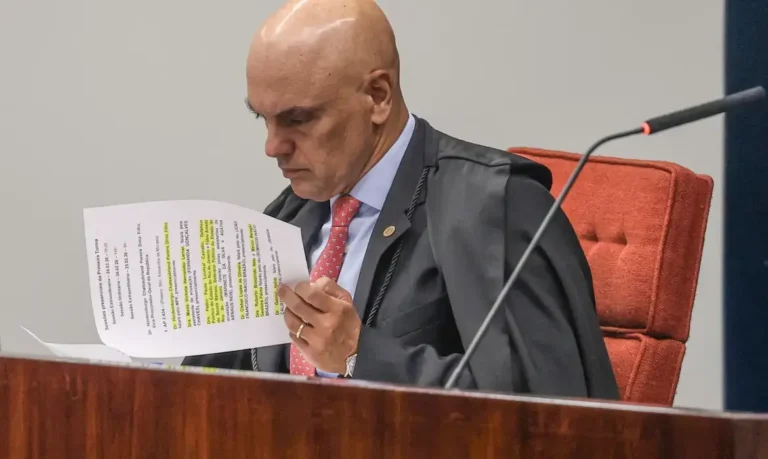 Moraes pressiona ministérios por extradição de Carla Zambelli da Itália