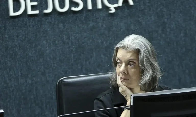 Ministra Cármen Lúcia defende rigor na Lei da Ficha Limpa e vota contra flexibilização