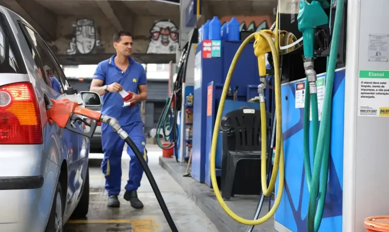 Gasolina mais barata: governo anuncia R$ 0,44 de subvenção por litro para amenizar alta do petróleo