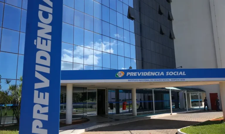 INSS inicia liberação da segunda parcela do 13º salário antecipado; confira datas