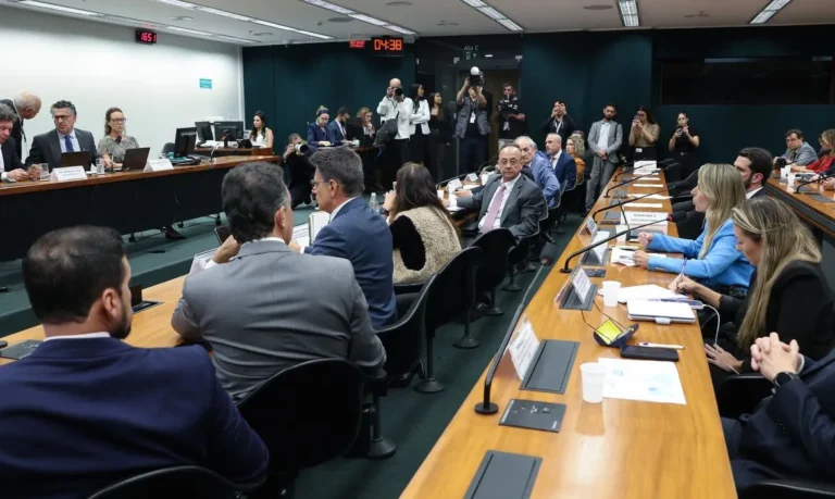 Fim da escala 6×1: votação da PEC que reduz jornada de trabalho é adiada na Câmara