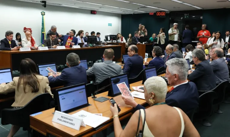 Oposição questiona PEC de fim da escala 6×1 e redução de jornada, alegando riscos econômicos