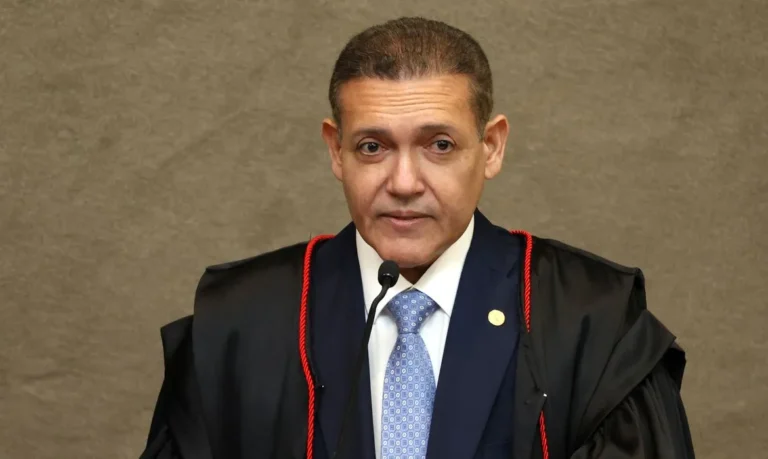 Nunes concede prazo para PGR se manifestar sobre revisão de condenação de Bolsonaro