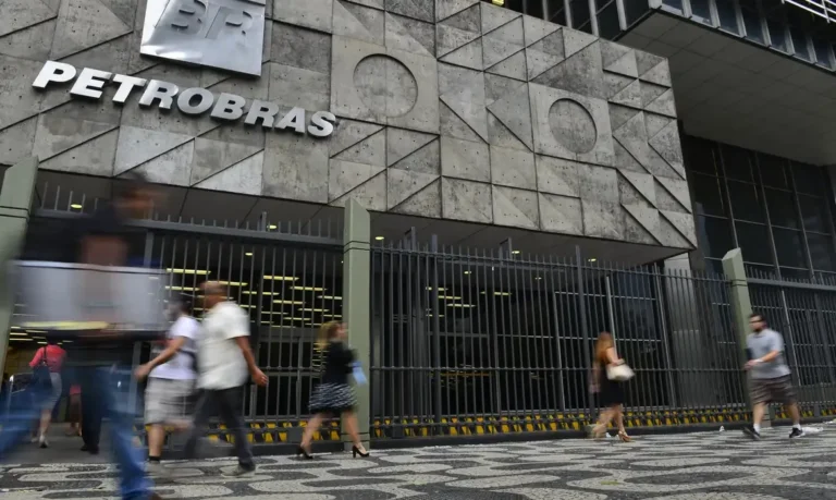Gasolina mais cara: Petrobras ajusta preço para distribuidoras em R$ 0,04