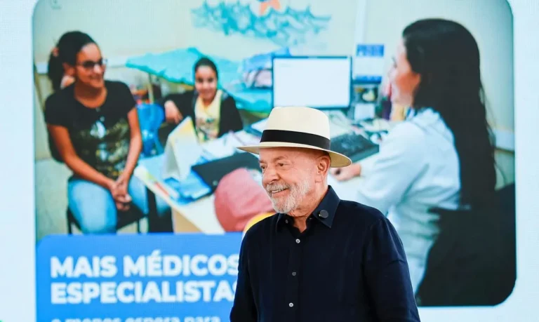 Lula acusa filho de Bolsonaro de pedir intervenção dos EUA no Pix e ameaça de taxação