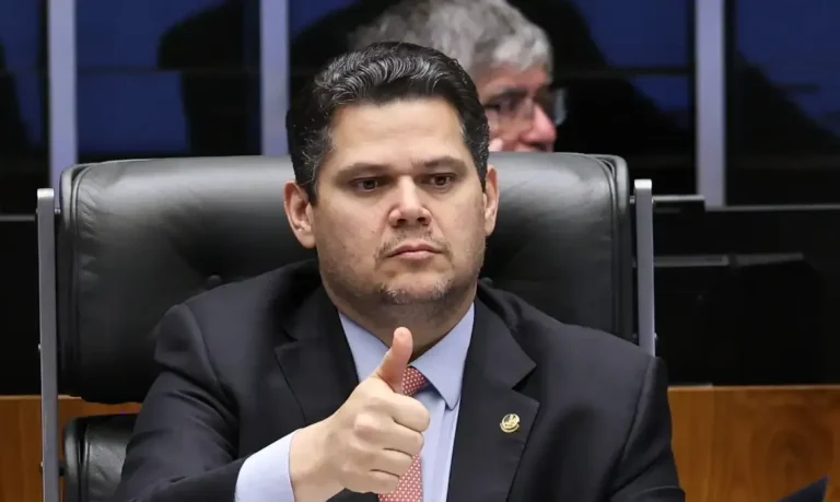 Alcolumbre sinaliza que PEC da 6×1 passará por comissões no Senado e defende debate aprofundado
