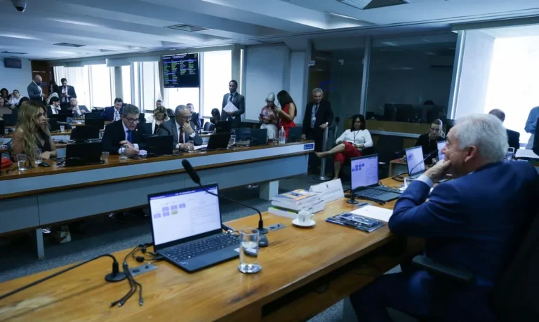Senado debate nesta semana cronograma para PEC que visa encerrar escala 6×1