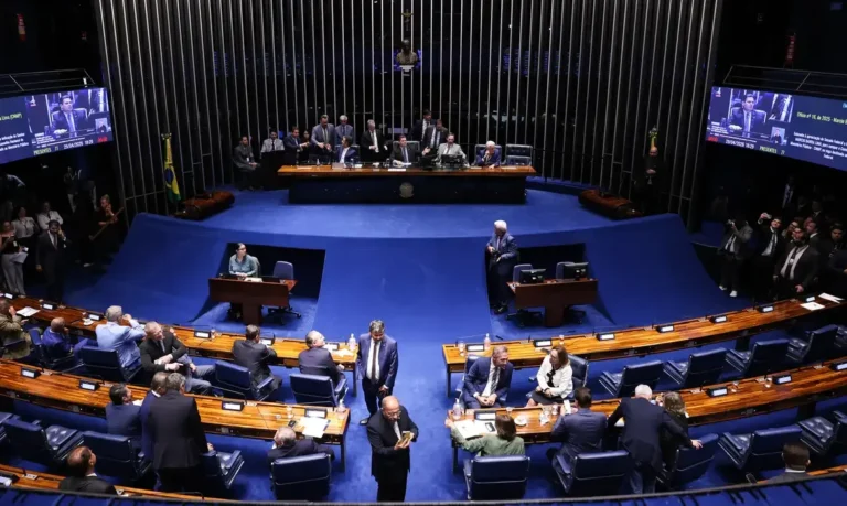 Presidente do Senado adia decisão sobre PEC que visa acabar com escala 6×1