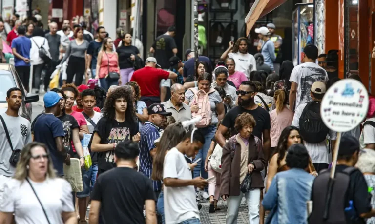 Renda do trabalho impulsiona saída de milhões da pobreza em 22 regiões metropolitanas