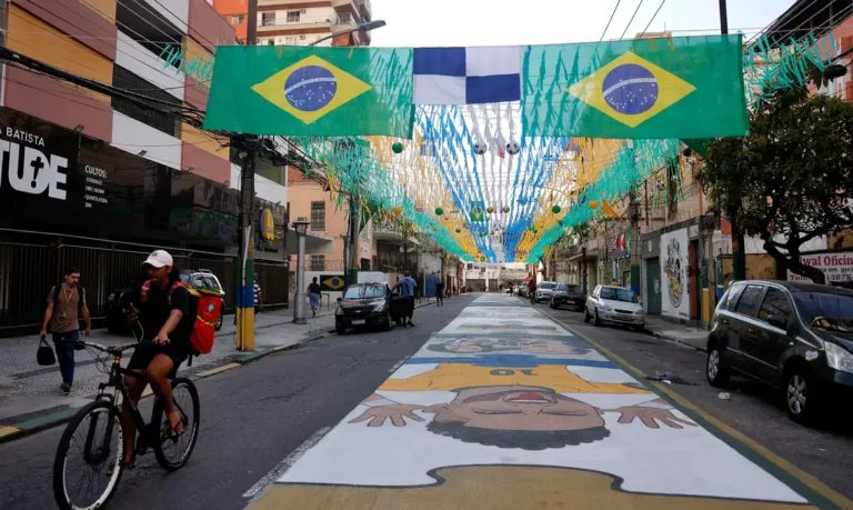 Copa do Mundo: ruas do Rio ganham vida com arte e união comunitária