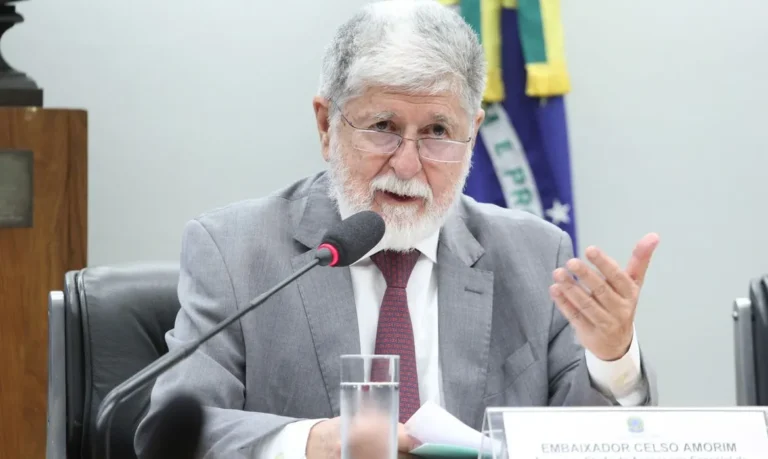 Celso Amorim alerta: IA concentrada em poucas empresas ameaça democracia e agrava desigualdades globais