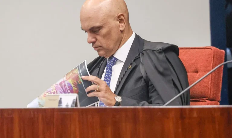 Alexandre de Moraes exige explicação de Bolsonaro sobre arma apreendida em blitz