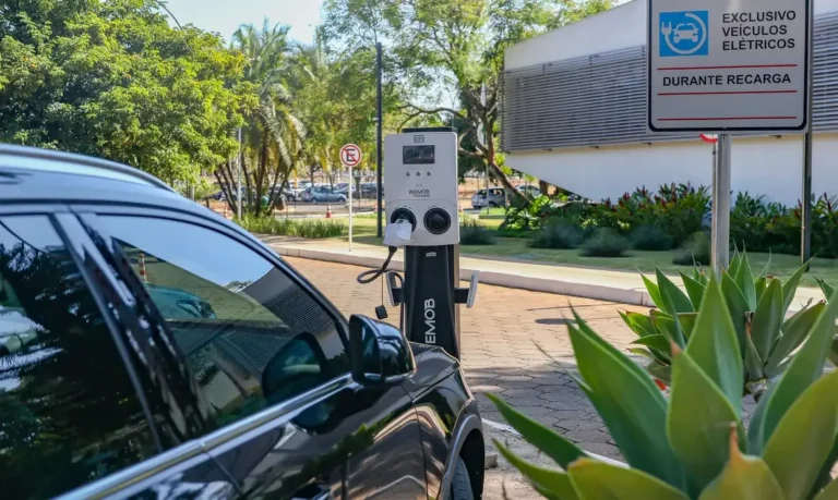Governo reajusta tarifas de importação para carros elétricos e cria cota com imposto zero