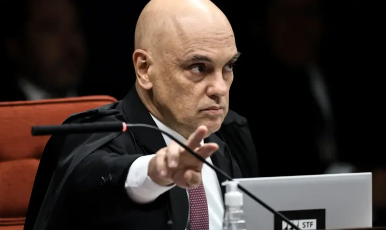 Moraes solicita parecer da PGR sobre posse de arma por segurança de Bolsonaro